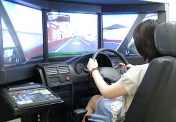 運転シミュレーターでの教習の様子